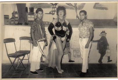 Fiesta del ballet de transformistas. Malva con dos chonguitos