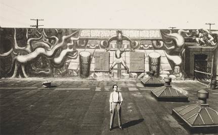 Mural América tropical: oprimida y destrozada por los imperialismos, 1932 (Roberto Berdecio, socio de Siqueiros, aparece en primer plano)