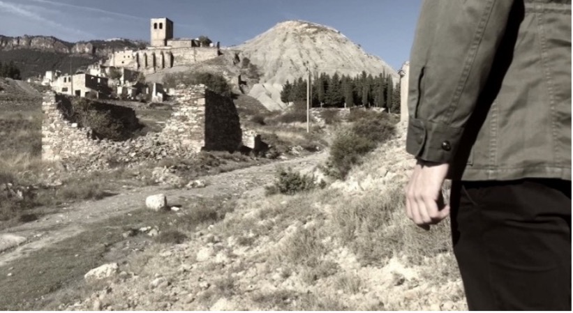 Personaje cerca de pueblo vac�o