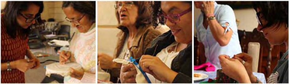 Investigadoras aprendiendo a bordar en compañía de maestras bordadoras