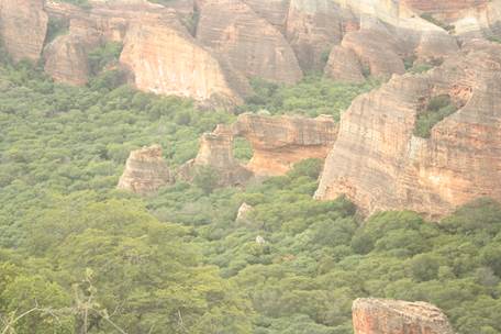 Vista do monumento geológico da Pedra Furada no sítio arqueológico de mesmo nome