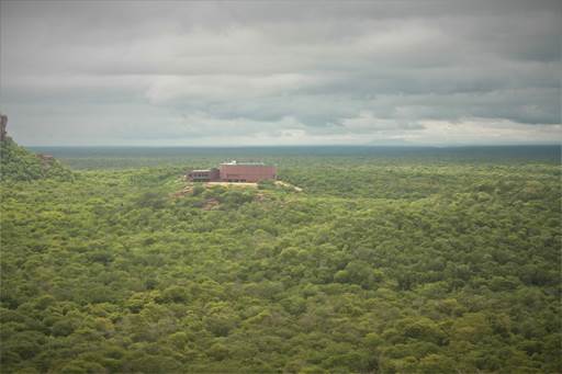 Vista do Museu da Natureza em meio à vastidão da caatinga no Parque Nacional Serra da Capivara no período chuvoso