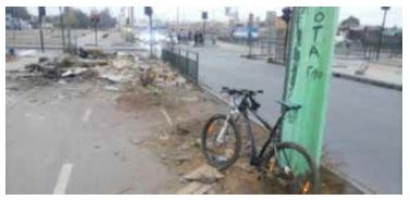 Ciclovías
convertidas en microbasurales en la avenida Santa Rosa, comuna de La Pintana

 