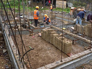 Sobrecimiento y primera fila del bloque de suelo estabilizado, en el cual se observan los hierros dentro de los bloques