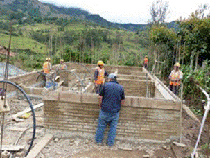 Bloque de suelo estabilizado colocado a nivel de la primera riostra