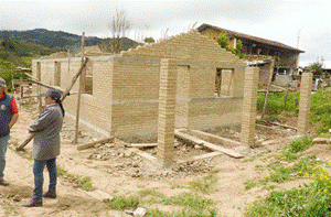 Bloque de suelo estabilizado colocado en vivienda prototipo, previo a la colocaci&oacute;n de la cubierta