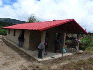 Vivienda prototipo construida bajo la modalidad de autoconstrucci&oacute;n, ubicada en la parroquia Chuquiribamba de Loja-Ecuador, con paredes de bloque de suelo estabilizado y teja de microconcreto