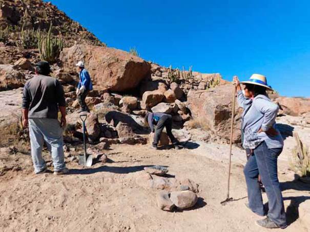 Iniciando las obras en el sendero, tras haber celebrado la wilancha en el mismo sitio donde efectuamos las primeras reuniones