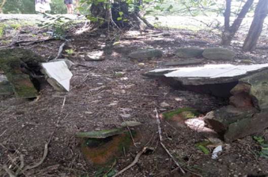 Fragmentos de ruina que han ido quedando sepultados por material vegetal a lo largo de estos 35 años de desastre