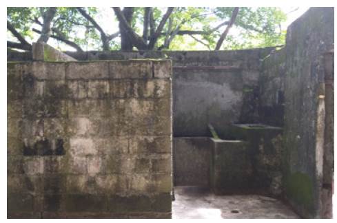 Paredes de casas que no fueron destruidas por la avalancha, pero que han ido sucumbiendo ante el vandalismo y el descuido