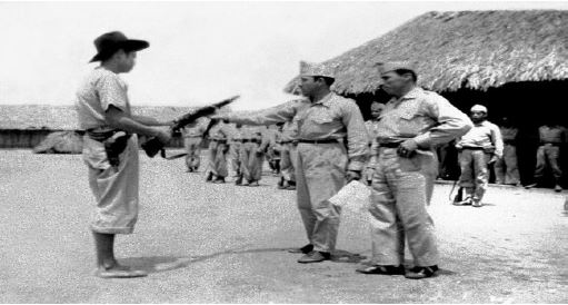 El primer fusil entregado en el Llano por Eulogio Fonseca ante oficiales de Rojas Pinilla.