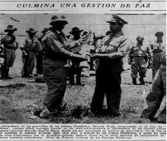 Guadalupe Salcedo (izquierda) entregando sus armas a oficiales de Rojas Pinilla.