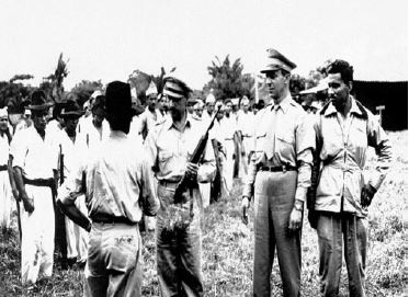 Dumar Aljure (derecha) entregando sus armas a oficiales de Rojas Pinilla.