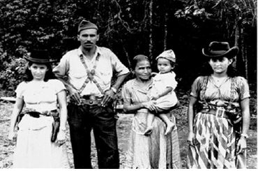 Familia de Guadalupe Salcedo: compañera, madre e hijo. Aparece también Lucila Toro, compañera del teniente guerrillero Marco Antonio Torres.