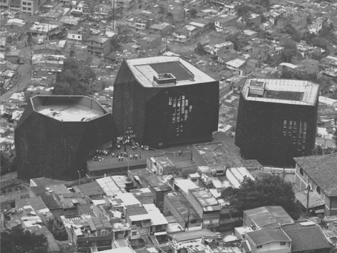 Vista a&eacute;rea dos tr&ecirc;s pr&eacute;dios que comp&otilde;em o Parque Biblioteca Espa&ntilde;a
