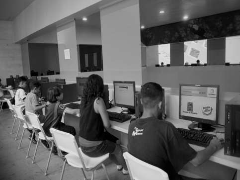 Jovens e crian&ccedil;as usando os computadores do Parque
Biblioteca Espa&ntilde;a