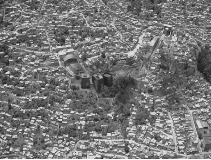 Vista a&eacute;rea do Parque Biblioteca Espa&ntilde;a (ao centro) e
do bairro