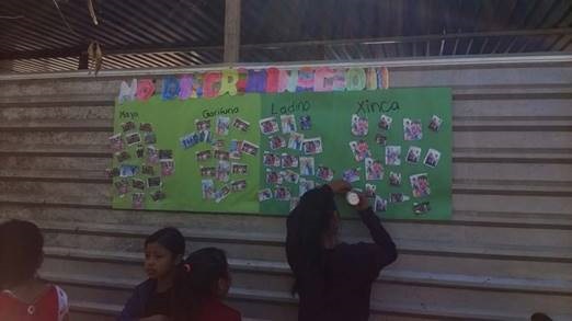 Cartelera en contra de la discriminación racial elaborada por los alumnos de la escuela Los Borores, aldea Cerro Alto, San Juan Sacatepéquez,Guatemala.