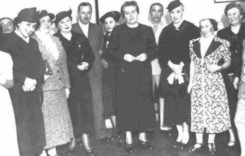 Olga Cossettini (tercera de der. a izq.), junto a Gabriela Mistral, en el centro