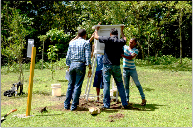 Estación termopluviométrica de Vuelta Larga: un particular de la instalación del termómetro
