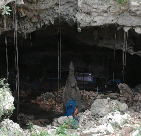 Cueva de Mana. El se�or Jeovany Guzm�n frente al altar de San Juan cerca de Yaguate.