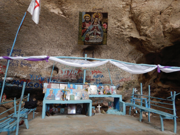 Altar principal antes de la fiesta de San Juan en la Cueva de Mana. Rep�blica Dominicana.
