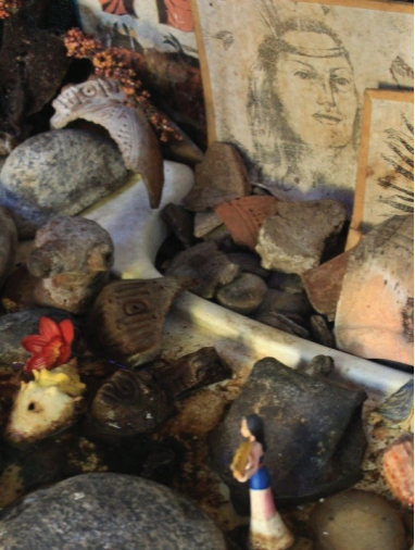 Detalle del parte de un altar dedicado a antepasados ind�genas. Imbert, provincia Puerto Plata. Rep�blica Dominicana.