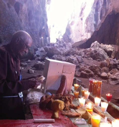El  se�or  Le�n  Alc�ntara  recogiendo  ofrendas  durante la fiesta de San Francisco. Rep�blica Dominicana.