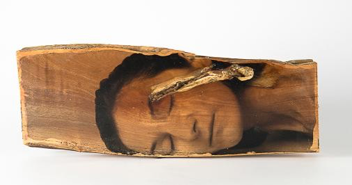 Eugenia Picado Maykall. Serie Los Sue&ntilde;os. Transferencia de cola de conejo sobre madera de cedro, 2015, 37x14cm.