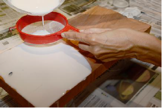 Aplicaci&oacute;n de
emulsi&oacute;n con colador.