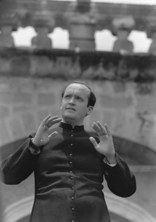Miguel Bernal Jim&eacute;nez en las escaleras del Teatro J. Rub&eacute;n Romero de la UMSNH