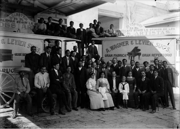 Obreros y patrones de A. Wagner & Levien Sucs, retrato de grupo.