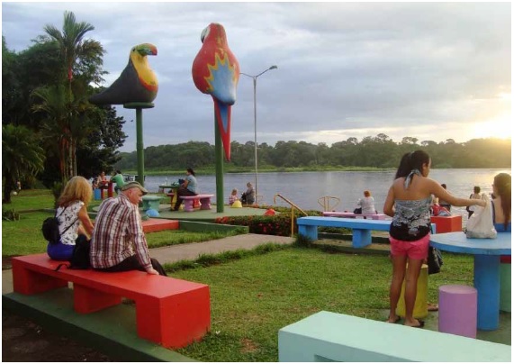 Turistas e comunit&aacute;rios ao p&ocirc;r do sol e ao rio Tortuguero