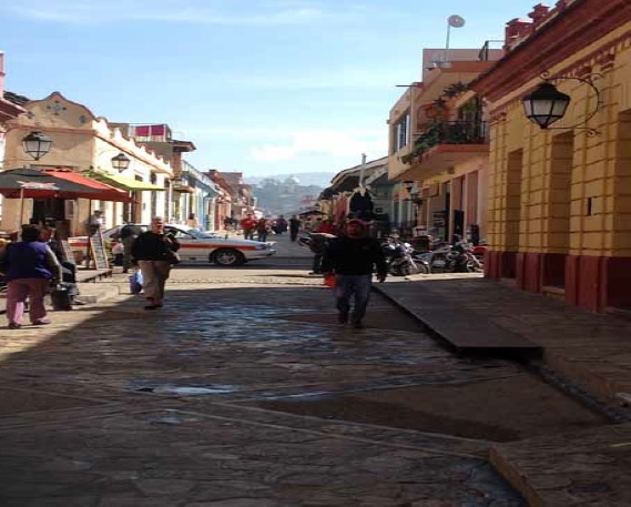 Calle
peatonal en el Centro de San Cristóbal, Chiapas. México