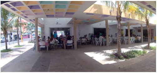 Tripulantes comiendo en el mercado municipal.