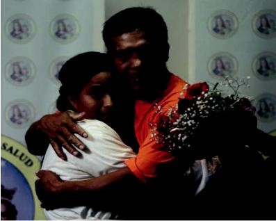 Fotograf&iacute;a 1. Evangelina y su esposo abraz&aacute;ndose