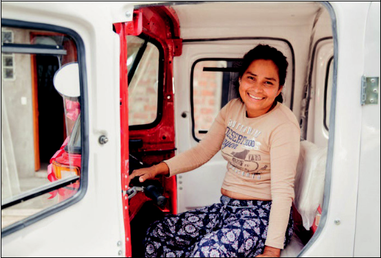Fotograf&iacute;a 3. Evangelina sentada dentro un mototaxi