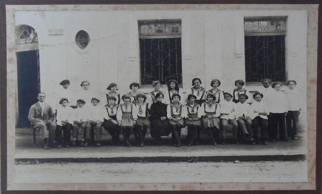 Professora Amasilia e seus alunos (1929)