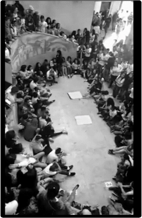 Estudantes em Assembleia para organizar a paralização de três dias na
							escola
