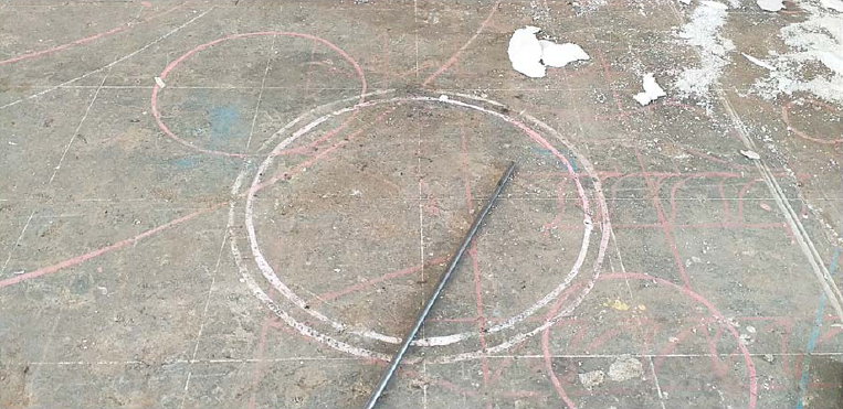 Exemplo de desenho-guia feito com giz e barbante no ch&atilde;o do
                            barrac&atilde;o