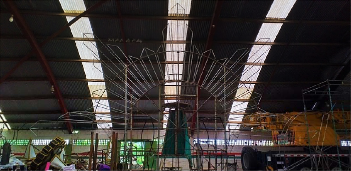 Estrutura met&aacute;lica de pe&ccedil;a que representa o Divino Esp&iacute;rito
                            Santo