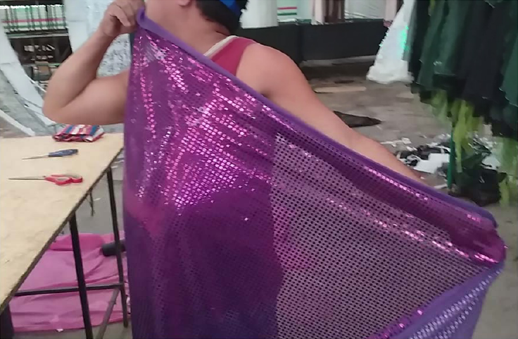 Hudson usando o corpo para medir um metro de tecido