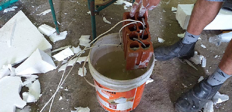 Equipamento criado por Louro para esculpir isopor