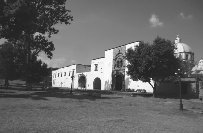 Vista del templo y convento de San Francisco.