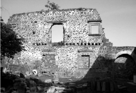 Vestigio de muro del noviciado de Tzintzuntzan.