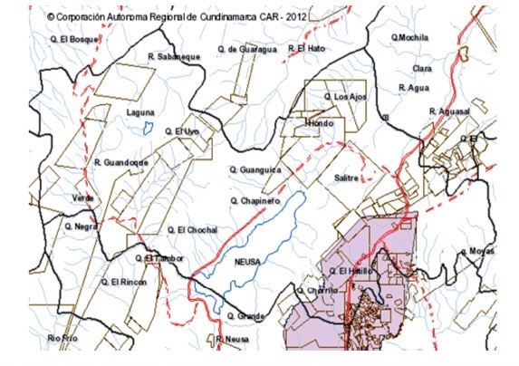 Mapa del municipio de Tausa. En líneas color marrón se demarcan títulos mineros vigentes al 2015. Las áreas
compatibles con la minería según Resolución 222 de 1994 están sombreadas con color lila