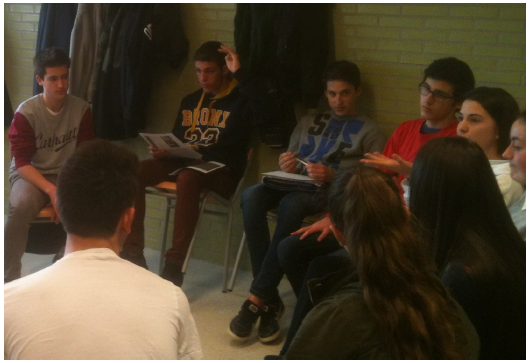 Celebraci&oacute;n de un debate
sobre el dilema &eacute;tico.