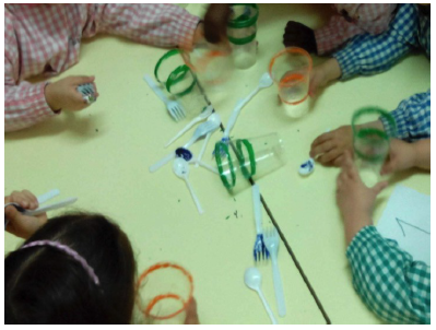 Jugadores en el rinc&oacute;n de la actividad de experimentaci&oacute;n "Ponemos la masa".
