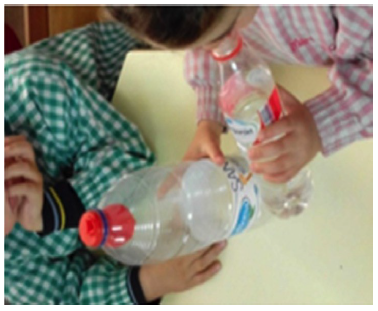 Jugadores en el rinc&oacute;n de la actividad de experimentaci&oacute;n "Sorbo-soplo".