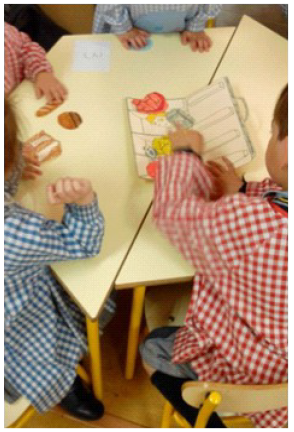 Jugadores en el rinc&oacute;n de la actividad de experimentaci&oacute;n "&iexcl;Vivo en el Polo Norte!".